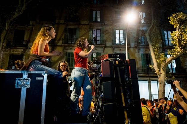 Protests against the housing crisis in Barcelona, Spain - 05 Oct 2026 Protesters chant slogans during the demonstration. Demonstrations were called in cities all over Spain following the eviction of Mari Carmen, an 87 years woman evicted from her apartment after it was bought by a real estate agency, and the Spanish parliamentís rejection of a decree aimed at strengthening protections for tenants. Barcelona Spain Copyright: xDavidexBonaldox xSOPAxImagesx DBONALDO-2056