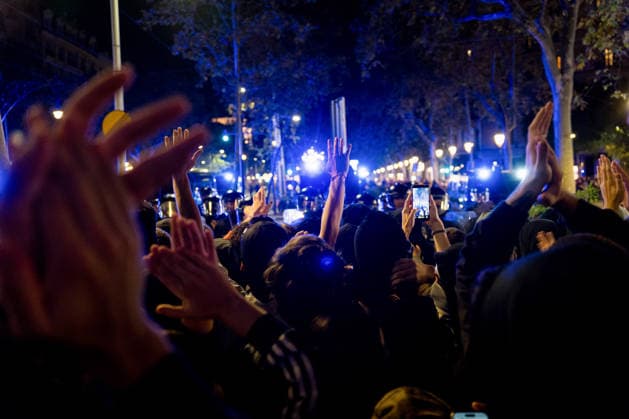 Protests against the housing crisis in Barcelona, Spain - 05 Oct 2026 Protesters are seen raising their hands during the demonstration. Demonstrations were called in cities all over Spain following the eviction of Mari Carmen, an 87 years woman evicted from her apartment after it was bought by a real estate agency, and the Spanish parliamentís rejection of a decree aimed at strengthening protections for tenants. Barcelona Spain Copyright: xDavidexBonaldox xSOPAxImagesx DBONALDO-2058