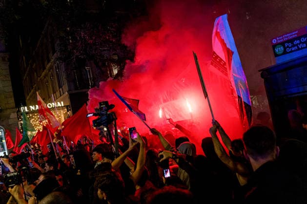 Protests against the housing crisis in Barcelona, Spain - 05 Oct 2026 Protesters hold smoke bomb during the demonstration. Demonstrations were called in cities all over Spain following the eviction of Mari Carmen, an 87 years woman evicted from her apartment after it was bought by a real estate agency, and the Spanish parliamentís rejection of a decree aimed at strengthening protections for tenants. Barcelona Spain Copyright: xDavidexBonaldox xSOPAxImagesx DBONALDO-2059