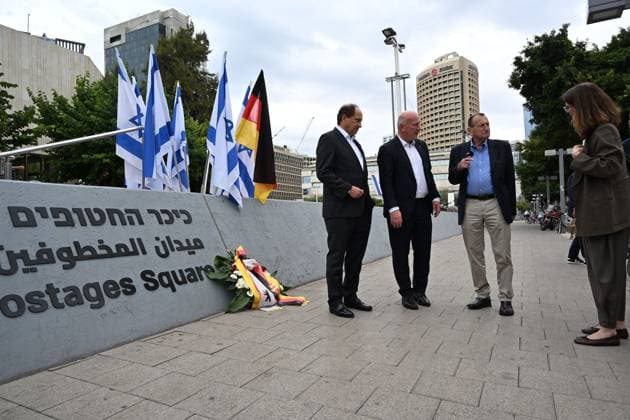 Berlin mayor joins October 7 memorial in Tel Aviv TEL AVIV, ISRAEL, OCTOBER 6, 2026: Tel Aviv-Yafo Mayor Ron Huldai, Berlin Governing Mayor Kai Wegner and German Ambassador to Israel Alexander Graf Lambsdorff lay a memorial wreath at Hostages Square in Tel Aviv ahead of the third anniversary of the October 7, 2023 attacks. Wegner is visiting Israel from October 6 to 8 for meetings and commemorative events aimed at strengthening ties between Berlin and Tel Aviv. TEL AVIV Israel Copyright: x xPaulinaxPatimerx xJNAxPressx