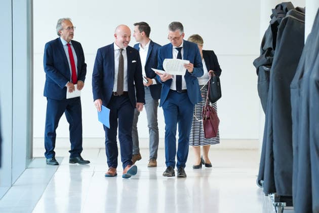 CDU and CSU Press Conference Ahead of the Parliamentary Group Meeting The two parliamentary group leaders, Alexander Hoffmann (CSU) and Thorsten Frei (CDU), walk energetically together through the hallways of the Reichstag building on their way to a press statement ahead of the parliamentary group meeting in the German Bundestag, Berlin, October 6, 2026, Berlin, Germany