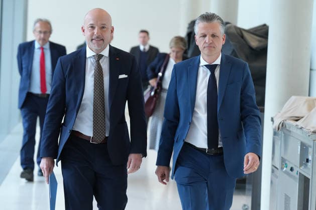 CDU and CSU Press Conference Ahead of the Parliamentary Group Meeting The two parliamentary group leaders, Alexander Hoffmann (CSU) and Thorsten Frei (CDU), walk energetically together on their way to make a press statement ahead of the parliamentary group meeting at the German Bundestag, Berlin, October 6, 2026, Berlin, Germany