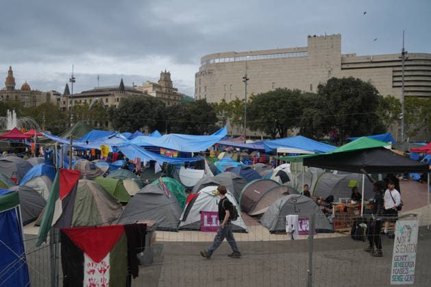 The housing protest camp in Barcelona continues. A general view of the housing protest camp in Plaza Catalunya on October 6, 2026, in Barcelona, Catalonia, Spain. The housing rights encampment in Barcelona’s Plaza Catalunya marks its one-week anniversary this Tuesday. Participants are continuing the protest with no planned end date. OCTOBER 6, 2026 Barcelona Catalonia Barcelona Catalonia Spain  Copyright: xDavidxZorrakinox 7824922