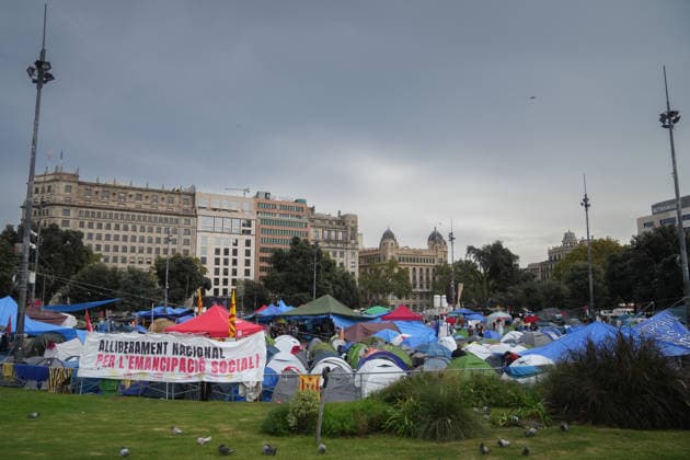 The housing protest camp in Barcelona continues. A general view of the housing protest camp in Plaza Catalunya on October 6, 2026, in Barcelona, Catalonia, Spain. The housing rights encampment in Barcelona’s Plaza Catalunya marks its one-week anniversary this Tuesday. Participants are continuing the protest with no planned end date. OCTOBER 6, 2026 Barcelona Catalonia Barcelona Catalonia Spain  Copyright: xDavidxZorrakinox 7824917