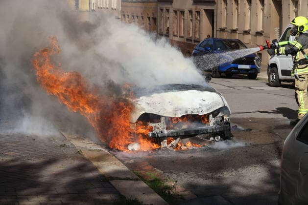 Seat Goes Up in Flames, October 6, 2026, Chemnitz, Jahnstraße, Around 1:15 p.m., firefighters from the Chemnitz Fire Department were called to Jahnstraße. A Seat was reportedly on fire there. Upon arrival, the firefighters confirmed the report
