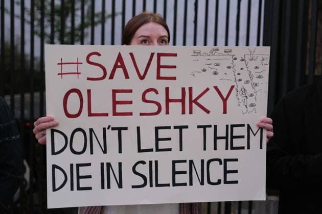 October 6, 2026, Warsaw, Masovian Voivodeship, Poland: A protester holds a placard that reads save Oleshky, don t let them die in silence during a demonstration outside the US Embassy in Warsaw protesting the humanitarian crisis in Russian-occupied Oleshky. The protest was organized by Poland s Ukrainian diaspora as an appeal to Ukraine s international partners to step up diplomatic efforts to support civilians trapped in Oleshky with humanitarian aid and the possibility of evacuation. Warsaw Poland - ZUMAk204 20261006_zip_k204_007 Copyright: xRomanxKozielx