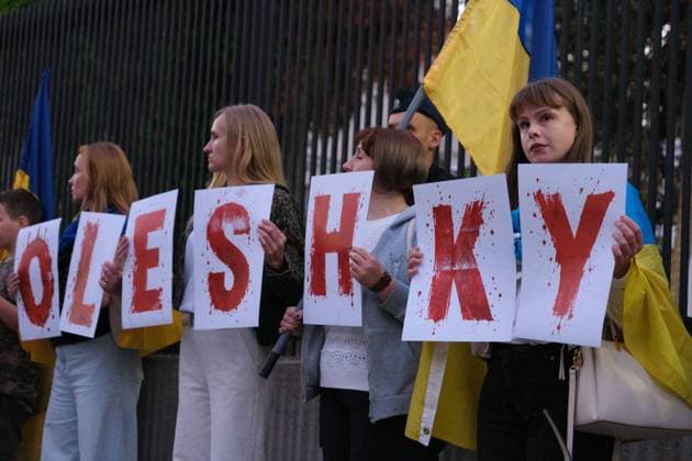 October 6, 2026, Warsaw, Masovian Voivodeship, Poland: Protesters hold placards that spell out Oleshky during a demonstration outside the US Embassy in Warsaw protesting the humanitarian crisis in Russian-occupied Oleshky. The protest was organized by Poland s Ukrainian diaspora as an appeal to Ukraine s international partners to step up diplomatic efforts to support civilians trapped in Oleshky with humanitarian aid and the possibility of evacuation. Warsaw Poland - ZUMAk204 20261006_zip_k204_012 Copyright: xRomanxKozielx
