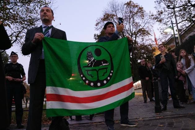 October 6, 2026, Warsaw, Masovian Voivodeship, Poland: Protesters hold a pro-independence flag (Ichkeria) of Chechnya during a demonstration outside the US Embassy in Warsaw protesting the humanitarian crisis in Russian-occupied Oleshky. The protest was organized by Poland s Ukrainian diaspora as an appeal to Ukraine s international partners to step up diplomatic efforts to support civilians trapped in Oleshky with humanitarian aid and the possibility of evacuation. Warsaw Poland - ZUMAk204 20261006_zip_k204_015 Copyright: xRomanxKozielx