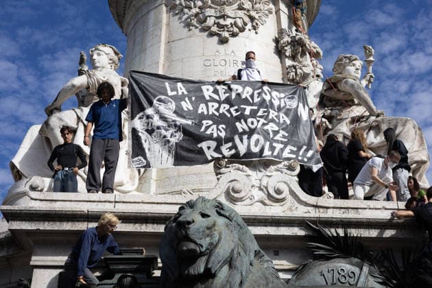 Student Demonstration - Paris RL Protesters hold signs as they take part in a demonstration as part of a nationwide day of actions called by high-school students, joined by unions and teachers, who for days have been demanding better learning conditions in protests punctuated by violent confrontations in Paris on October 6, 2026. Photo by Raphael Lafargue ABACAPRESS.COM Paris France  Copyright: xLafarguexRaphael ABACAx