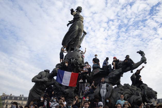 Student Demonstration - Paris RL Protesters on the statue Le Triomphe de la République on the place de la nation during the students protest against the current state of public education, once again, on October 6, 2026, in Paris, France. They demand more resources for the national education system, and raise against the far right party - le Rassemblement National. Photo by Raphael Lafargue ABACAPRESS.COM Paris France  Copyright: xLafarguexRaphael ABACAx