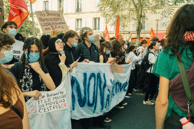 Paris Students Protest Education Conditions Young demonstrators march behind a large hand-painted banner in Paris, France, on October 6, 2026. France s Interior Ministry said 256,000 people marched nationwide, including 56,000 in Paris, during the student-led day of action over school conditions. High school students called for more education funding and staff, smaller classes and improved facilities, with teachers, parents and unions joining demonstrations. Paris Ile de France France Copyright: xDavoodxMaeilix