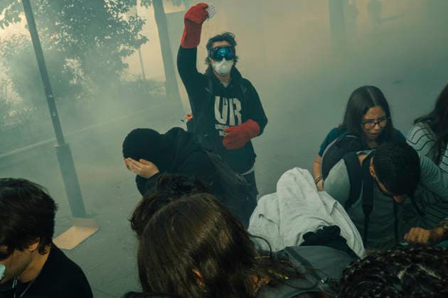 Paris Students Protest Education Conditions A masked demonstrator raises a fist above a crowd surrounded by smoke in Paris, France, on October 6, 2026. France s Interior Ministry said 256,000 people marched nationwide, including 56,000 in Paris, during the student-led day of action over school conditions. High school students called for more education funding and staff, smaller classes and improved facilities, with teachers, parents and unions joining demonstrations. Paris Ile de France France Copyright: xDavoodxMaeilix