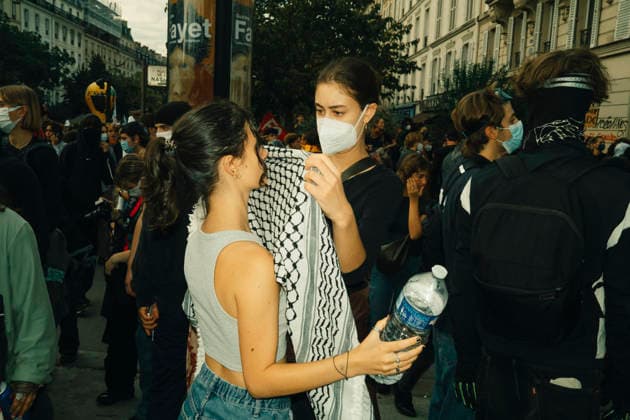 Paris Students Protest Education Conditions Two demonstrators stand close together near a line of riot police in Paris, France, on October 6, 2026. France s Interior Ministry said 256,000 people marched nationwide, including 56,000 in Paris, during the student-led day of action over school conditions. High school students called for more education funding and staff, smaller classes and improved facilities, with teachers, parents and unions joining demonstrations. Paris Ile de France France Copyright: xDavoodxMaeilix