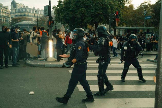 Paris Students Protest Education Conditions Riot police run across a junction during clashes in Paris, France, on October 6, 2026. France s Interior Ministry said 256,000 people marched nationwide, including 56,000 in Paris, during the student-led day of action over school conditions. High school students called for more education funding and staff, smaller classes and improved facilities, with teachers, parents and unions joining demonstrations. Paris Ile de France France Copyright: xDavoodxMaeilix