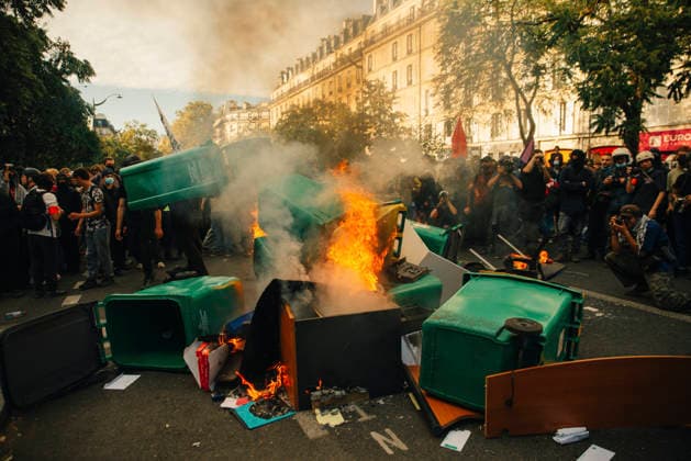 Paris Students Protest Education Conditions Demonstrators stand around a burning barricade made from street furniture and bins in Paris, France, on October 6, 2026. France s Interior Ministry said 256,000 people marched nationwide, including 56,000 in Paris, during the student-led day of action over school conditions. High school students called for more education funding and staff, smaller classes and improved facilities, with teachers, parents and unions joining demonstrations. Paris Ile de France France Copyright: xDavoodxMaeilix