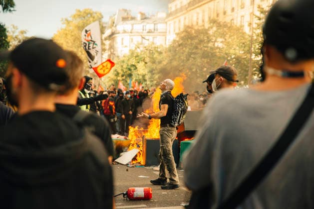 Paris Students Protest Education Conditions A demonstrator stands near a burning barricade as a crowd watches from behind in Paris, France, on October 6, 2026. France s Interior Ministry said 256,000 people marched nationwide, including 56,000 in Paris, during the student-led day of action over school conditions. High school students called for more education funding and staff, smaller classes and improved facilities, with teachers, parents and unions joining demonstrations. Paris Ile de France France Copyright: xDavoodxMaeilix