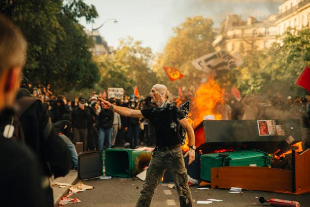 Paris Students Protest Education Conditions Demonstrators gather around a burning barricade as flames rise in the street in Paris, France, on October 6, 2026. France s Interior Ministry said 256,000 people marched nationwide, including 56,000 in Paris, during the student-led day of action over school conditions. High school students called for more education funding and staff, smaller classes and improved facilities, with teachers, parents and unions joining demonstrations. Paris Ile de France France Copyright: xDavoodxMaeilix