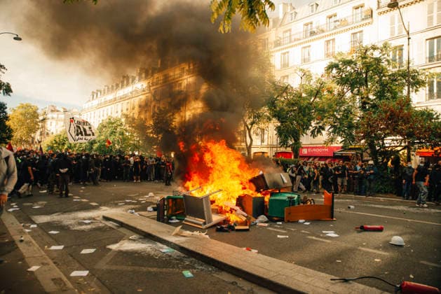 Paris Students Protest Education Conditions Flames and thick black smoke rise from a burning barricade as demonstrators stand nearby in Paris, France, on October 6, 2026. France s Interior Ministry said 256,000 people marched nationwide, including 56,000 in Paris, during the student-led day of action over school conditions. High school students called for more education funding and staff, smaller classes and improved facilities, with teachers, parents and unions joining demonstrations. Paris Ile de France France Copyright: xDavoodxMaeilix