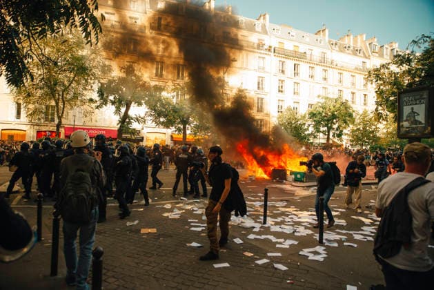 Paris Students Protest Education Conditions Demonstrators move through a street as thick black smoke rises from a burning barricade in Paris, France, on October 6, 2026. France s Interior Ministry said 256,000 people marched nationwide, including 56,000 in Paris, during the student-led day of action over school conditions. High school students called for more education funding and staff, smaller classes and improved facilities, with teachers, parents and unions joining demonstrations. Paris Ile de France France Copyright: xDavoodxMaeilix