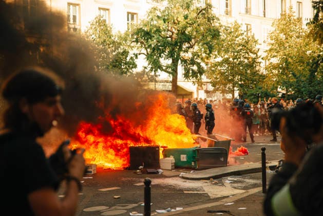 Paris Students Protest Education Conditions A large fire burns in the street as demonstrators gather nearby in Paris, France, on October 6, 2026. France s Interior Ministry said 256,000 people marched nationwide, including 56,000 in Paris, during the student-led day of action over school conditions. High school students called for more education funding and staff, smaller classes and improved facilities, with teachers, parents and unions joining demonstrations. Paris Ile de France France Copyright: xDavoodxMaeilix