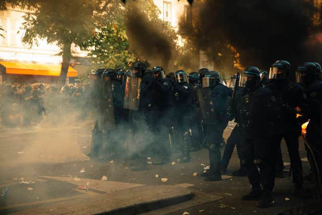 Paris Students Protest Education Conditions Riot police advance through smoke during clashes with demonstrators in Paris, France, on October 6, 2026. France s Interior Ministry said 256,000 people marched nationwide, including 56,000 in Paris, during the student-led day of action over school conditions. High school students called for more education funding and staff, smaller classes and improved facilities, with teachers, parents and unions joining demonstrations. Paris Ile de France France Copyright: xDavoodxMaeilix
