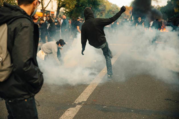 Paris Students Protest Education Conditions A demonstrator jumps through a cloud of tear gas in the street in Paris, France, on October 6, 2026. France s Interior Ministry said 256,000 people marched nationwide, including 56,000 in Paris, during the student-led day of action over school conditions. High school students called for more education funding and staff, smaller classes and improved facilities, with teachers, parents and unions joining demonstrations. Paris Ile de France France Copyright: xDavoodxMaeilix