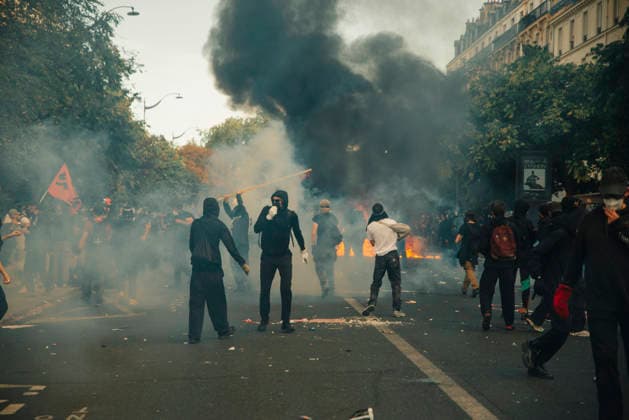 Paris Students Protest Education Conditions Demonstrators stand in a smoke-filled street near a burning barricade in Paris, France, on October 6, 2026. France s Interior Ministry said 256,000 people marched nationwide, including 56,000 in Paris, during the student-led day of action over school conditions. High school students called for more education funding and staff, smaller classes and improved facilities, with teachers, parents and unions joining demonstrations. Paris Ile de France France Copyright: xDavoodxMaeilix