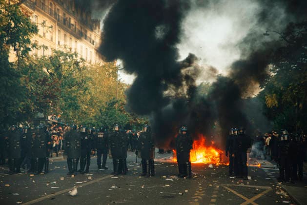 Paris Students Protest Education Conditions A crowd faces a burning barricade sending thick black smoke into the air in Paris, France, on October 6, 2026. France s Interior Ministry said 256,000 people marched nationwide, including 56,000 in Paris, during the student-led day of action over school conditions. High school students called for more education funding and staff, smaller classes and improved facilities, with teachers, parents and unions joining demonstrations. Paris Ile de France France Copyright: xDavoodxMaeilix