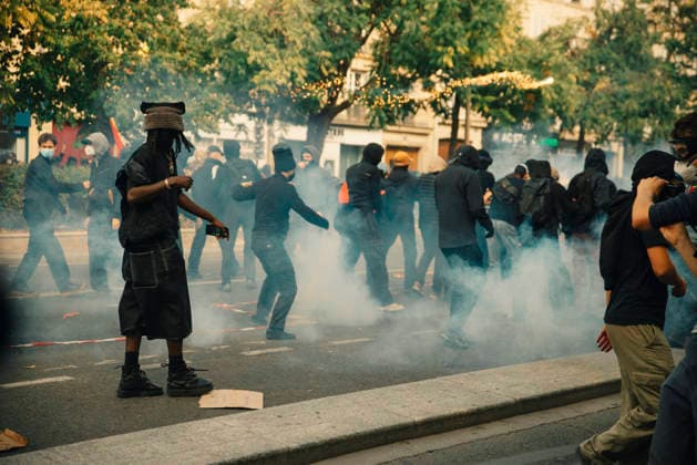 Paris Students Protest Education Conditions A riot police officer stands in the foreground as demonstrators move through tear gas in Paris, France, on October 6, 2026. France s Interior Ministry said 256,000 people marched nationwide, including 56,000 in Paris, during the student-led day of action over school conditions. High school students called for more education funding and staff, smaller classes and improved facilities, with teachers, parents and unions joining demonstrations. Paris Ile de France France Copyright: xDavoodxMaeilix