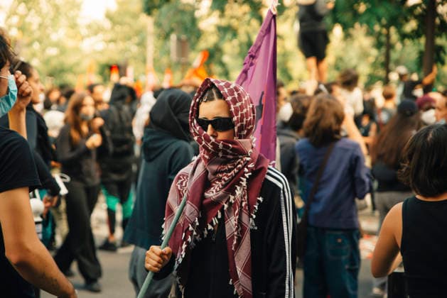 Paris Students Protest Education Conditions A demonstrator wearing sunglasses and a patterned scarf stands in a crowd beside a purple flag in Paris, France, on October 6, 2026. France s Interior Ministry said 256,000 people marched nationwide, including 56,000 in Paris, during the student-led day of action over school conditions. High school students called for more education funding and staff, smaller classes and improved facilities, with teachers, parents and unions joining demonstrations. Paris Ile de France France Copyright: xDavoodxMaeilix