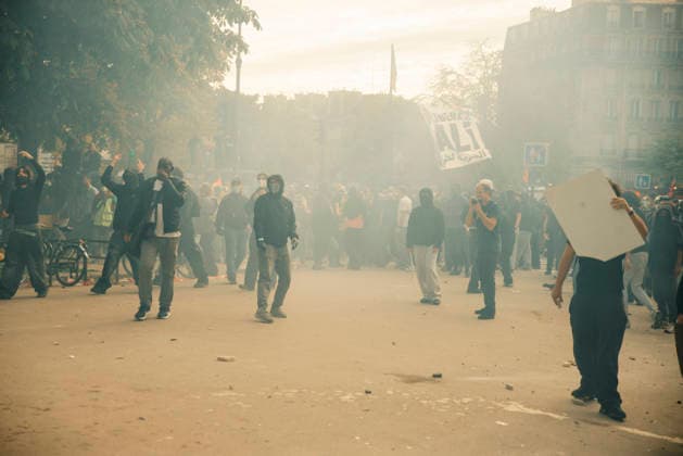 Paris Students Protest Education Conditions Demonstrators run through a smoke-filled street during clashes in Paris, France, on October 6, 2026. France s Interior Ministry said 256,000 people marched nationwide, including 56,000 in Paris, during the student-led day of action over school conditions. High school students called for more education funding and staff, smaller classes and improved facilities, with teachers, parents and unions joining demonstrations. Paris Ile de France France Copyright: xDavoodxMaeilix
