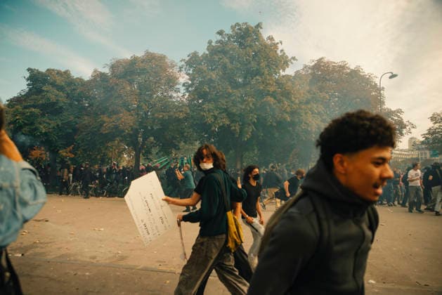 Paris Students Protest Education Conditions Masked demonstrators move through a haze of smoke during the protest in Paris, France, on October 6, 2026. France s Interior Ministry said 256,000 people marched nationwide, including 56,000 in Paris, during the student-led day of action over school conditions. High school students called for more education funding and staff, smaller classes and improved facilities, with teachers, parents and unions joining demonstrations. Paris Ile de France France Copyright: xDavoodxMaeilix