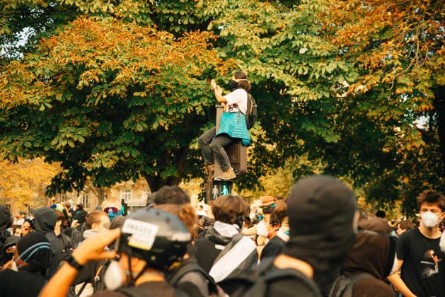 Paris Students Protest Education Conditions A demonstrator stands above a crowd in Paris, France, on October 6, 2026. France s Interior Ministry said 256,000 people marched nationwide, including 56,000 in Paris, during the student-led day of action over school conditions. High school students called for more education funding and staff, smaller classes and improved facilities, with teachers, parents and unions joining demonstrations. Paris Ile de France France Copyright: xDavoodxMaeilix