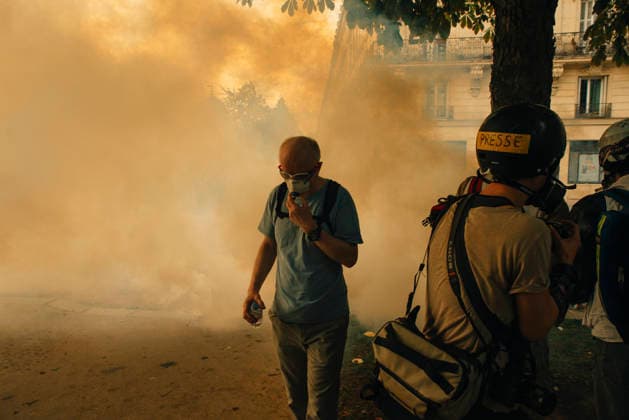 Paris Students Protest Education Conditions A demonstrator covers his face while standing near a journalist in a cloud of tear gas in Paris, France, on October 6, 2026. France s Interior Ministry said 256,000 people marched nationwide, including 56,000 in Paris, during the student-led day of action over school conditions. High school students called for more education funding and staff, smaller classes and improved facilities, with teachers, parents and unions joining demonstrations. Paris Ile de France France Copyright: xDavoodxMaeilix