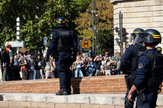 High School And University Student Protest - Toulouse CRS officers at the end of a demonstration. Protests by secondary school pupils and students calling for improvements to their living and learning conditions, supported by the trade unions CGT, FO, FSU and Solidaires. France, Toulouse, 6 October 2026. Photo by Patricia Huchot-Boissier AbacaPress.com. Toulouse OCCITANIE France Copyright: xHuchot-BoissierxPatricia ABACAx