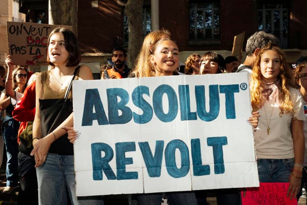 High School And University Student Protest - Toulouse A protester holding a placard – Absolut revolt. Protests by secondary school pupils and students calling for improvements to their living and learning conditions, supported by the trade unions CGT, FO, FSU and Solidaires. France, Toulouse, 6 October 2026. Photo by Patricia Huchot-Boissier AbacaPress.com. Toulouse OCCITANIE France Copyright: xHuchot-BoissierxPatricia ABACAx