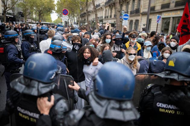 Students Demonstration outside Science Po Paris Students and policemen on Boulevard Saint Germain during a demonstration outside Science Po in Paris, France on October 7 2026 in support of high school students. Photo by Eliot Blondet ABACAPRESS.COM Paris France  Copyright: xBlondetxEliot ABACAx
