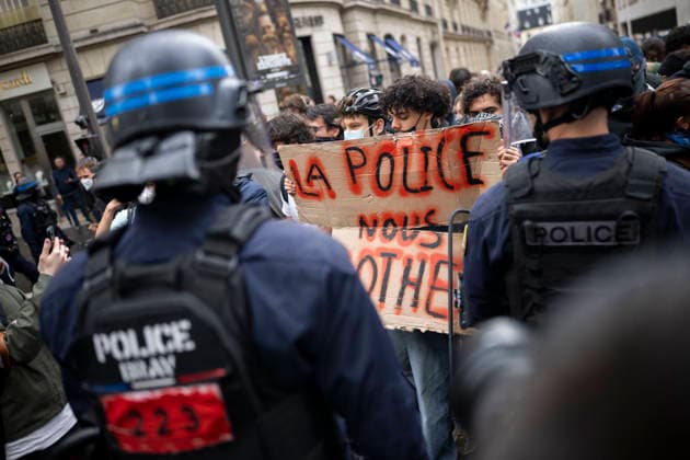 Students Demonstration outside Science Po Paris Students and policemen on Boulevard Saint Germain during a demonstration outside Science Po in Paris, France on October 7 2026 in support of high school students. Photo by Eliot Blondet ABACAPRESS.COM Paris France  Copyright: xBlondetxEliot ABACAx