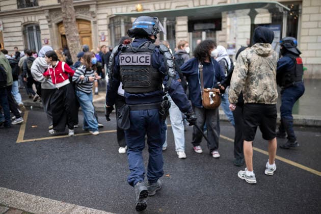Students Demonstration outside Science Po Paris Students and policemen on Boulevard Saint Germain during a demonstration outside Science Po in Paris, France on October 7 2026 in support of high school students. Photo by Eliot Blondet ABACAPRESS.COM Paris France  Copyright: xBlondetxEliot ABACAx