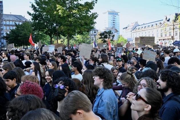 High School And University Student Protest - Strasbourg About 10,000 high school students, joined by college students and teachers, protested in the streets of Strasbourg.The protest movement has been ongoing for three weeks. As the march came to an end, clashes broke out for several hours in certain neighborhoods, particularly around the university area. October 6, 2026, Strasbourg, Eastern France. Photo by Nicolas Roses ABACAPRESS.COM Starsbourg France Copyright: xRosesxNicolas ABACAx
