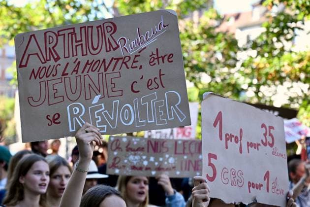 High School And University Student Protest - Strasbourg About 10,000 high school students, joined by college students and teachers, protested in the streets of Strasbourg.The protest movement has been ongoing for three weeks. As the march came to an end, clashes broke out for several hours in certain neighborhoods, particularly around the university area. October 6, 2026, Strasbourg, Eastern France. Photo by Nicolas Roses ABACAPRESS.COM Starsbourg France Copyright: xRosesxNicolas ABACAx