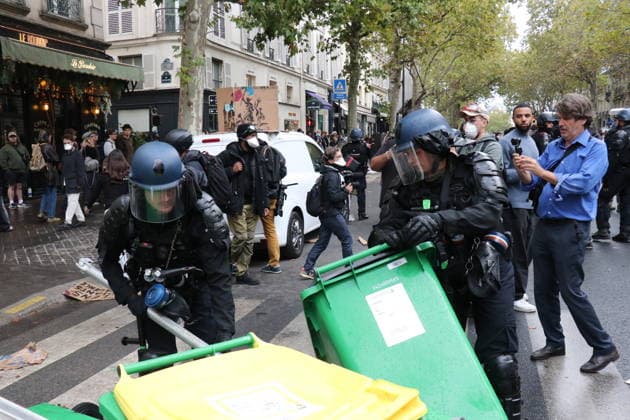 Student blockade near Sciences Po Paris PARIS, FRANCE - OCTOBER 7: A heavy police presence is deployed at the scene as students denounce conditions in the education system and express solidarity with mobilized high school students in Paris, France, on October 7, 2026. Students gather behind makeshift barricades made of trash bins and metal barriers near Sciences Po Paris as part of ongoing mobilization linked to the broader high school and university protest movement. Umit Donmez Anadolu Paris France. Editorial use only. Please get in touch for any other usage.  Copyright: x2026xAnadoluxUmitxDonmezx