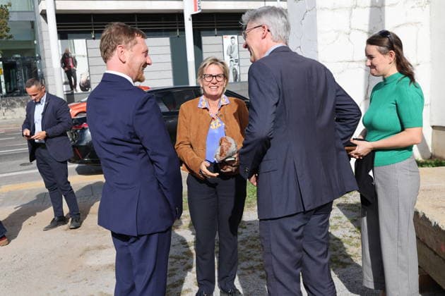 Erster Spatenstich: Baustart für das Sorbisches Wissensforum in Bautzen Bautzen, 7. Oktober 2026. Mit dem feierlichen ersten Spatenstich haben heute in Bautzen die Bauarbeiten für das Sorbisches Wissensforum begonnen. Das rund 50 Millionen Euro teure Großprojekt auf dem historischen Lauenareal gilt als der bisher bedeutendste Meilenstein der Stiftung für das sorbische Volk und wird vollständig über Mittel aus dem sächsischen Strukturwandel finanziert. Bis zur geplanten Fertigstellung im Jahr 2030 entsteht ein moderner, multifunktionaler Gebäudekomplex nach Plänen des Münchner Architekturbüros bogevischs buero. Der Neubau wird zwei der wichtigsten sorbischen Institutionen unter einem Dach vereinen: das Sorbisches Museum mit einer Copyright: xMatthiasxWehnertx