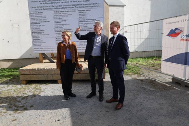 Erster Spatenstich: Baustart für das Sorbisches Wissensforum in Bautzen Bautzen, 7. Oktober 2026. Mit dem feierlichen ersten Spatenstich haben heute in Bautzen die Bauarbeiten für das Sorbisches Wissensforum begonnen. Das rund 50 Millionen Euro teure Großprojekt auf dem historischen Lauenareal gilt als der bisher bedeutendste Meilenstein der Stiftung für das sorbische Volk und wird vollständig über Mittel aus dem sächsischen Strukturwandel finanziert. Bis zur geplanten Fertigstellung im Jahr 2030 entsteht ein moderner, multifunktionaler Gebäudekomplex nach Plänen des Münchner Architekturbüros bogevischs buero. Der Neubau wird zwei der wichtigsten sorbischen Institutionen unter einem Dach vereinen: das Sorbisches Museum mit einer Copyright: xMatthiasxWehnertx