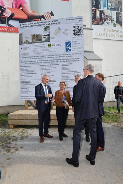 Erster Spatenstich: Baustart für das Sorbisches Wissensforum in Bautzen Bautzen, 7. Oktober 2026. Mit dem feierlichen ersten Spatenstich haben heute in Bautzen die Bauarbeiten für das Sorbisches Wissensforum begonnen. Das rund 50 Millionen Euro teure Großprojekt auf dem historischen Lauenareal gilt als der bisher bedeutendste Meilenstein der Stiftung für das sorbische Volk und wird vollständig über Mittel aus dem sächsischen Strukturwandel finanziert. Bis zur geplanten Fertigstellung im Jahr 2030 entsteht ein moderner, multifunktionaler Gebäudekomplex nach Plänen des Münchner Architekturbüros bogevischs buero. Der Neubau wird zwei der wichtigsten sorbischen Institutionen unter einem Dach vereinen: das Sorbisches Museum mit einer Copyright: xMatthiasxWehnertx