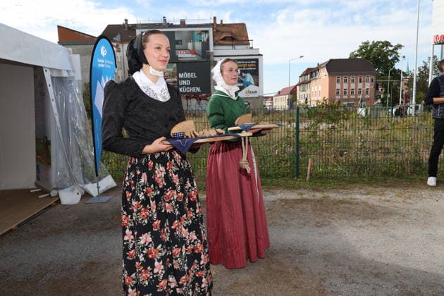 Erster Spatenstich: Baustart für das Sorbisches Wissensforum in Bautzen Bautzen, 7. Oktober 2026. Mit dem feierlichen ersten Spatenstich haben heute in Bautzen die Bauarbeiten für das Sorbisches Wissensforum begonnen. Das rund 50 Millionen Euro teure Großprojekt auf dem historischen Lauenareal gilt als der bisher bedeutendste Meilenstein der Stiftung für das sorbische Volk und wird vollständig über Mittel aus dem sächsischen Strukturwandel finanziert. Bis zur geplanten Fertigstellung im Jahr 2030 entsteht ein moderner, multifunktionaler Gebäudekomplex nach Plänen des Münchner Architekturbüros bogevischs buero. Der Neubau wird zwei der wichtigsten sorbischen Institutionen unter einem Dach vereinen: das Sorbisches Museum mit einer Copyright: xMatthiasxWehnertx