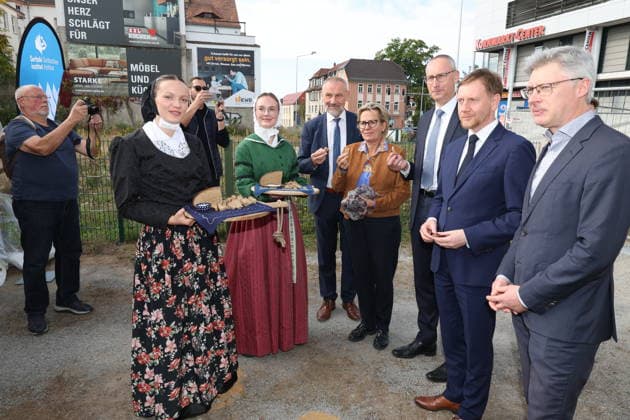 Erster Spatenstich: Baustart für das Sorbisches Wissensforum in Bautzen Bautzen, 7. Oktober 2026. Mit dem feierlichen ersten Spatenstich haben heute in Bautzen die Bauarbeiten für das Sorbisches Wissensforum begonnen. Das rund 50 Millionen Euro teure Großprojekt auf dem historischen Lauenareal gilt als der bisher bedeutendste Meilenstein der Stiftung für das sorbische Volk und wird vollständig über Mittel aus dem sächsischen Strukturwandel finanziert. Bis zur geplanten Fertigstellung im Jahr 2030 entsteht ein moderner, multifunktionaler Gebäudekomplex nach Plänen des Münchner Architekturbüros bogevischs buero. Der Neubau wird zwei der wichtigsten sorbischen Institutionen unter einem Dach vereinen: das Sorbisches Museum mit einer Copyright: xMatthiasxWehnertx