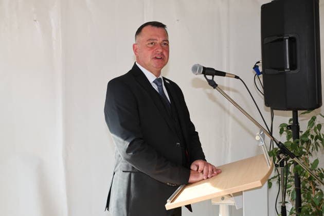 Erster Spatenstich: Baustart für das Sorbisches Wissensforum in Bautzen Bautzen, 7. Oktober 2026. Mit dem feierlichen ersten Spatenstich haben heute in Bautzen die Bauarbeiten für das Sorbisches Wissensforum begonnen. Das rund 50 Millionen Euro teure Großprojekt auf dem historischen Lauenareal gilt als der bisher bedeutendste Meilenstein der Stiftung für das sorbische Volk und wird vollständig über Mittel aus dem sächsischen Strukturwandel finanziert. Bis zur geplanten Fertigstellung im Jahr 2030 entsteht ein moderner, multifunktionaler Gebäudekomplex nach Plänen des Münchner Architekturbüros bogevischs buero. Der Neubau wird zwei der wichtigsten sorbischen Institutionen unter einem Dach vereinen: das Sorbisches Museum mit einer Copyright: xMatthiasxWehnertx