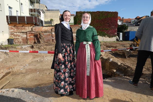 Erster Spatenstich: Baustart für das Sorbisches Wissensforum in Bautzen Bautzen, 7. Oktober 2026. Mit dem feierlichen ersten Spatenstich haben heute in Bautzen die Bauarbeiten für das Sorbisches Wissensforum begonnen. Das rund 50 Millionen Euro teure Großprojekt auf dem historischen Lauenareal gilt als der bisher bedeutendste Meilenstein der Stiftung für das sorbische Volk und wird vollständig über Mittel aus dem sächsischen Strukturwandel finanziert. Bis zur geplanten Fertigstellung im Jahr 2030 entsteht ein moderner, multifunktionaler Gebäudekomplex nach Plänen des Münchner Architekturbüros bogevischs buero. Der Neubau wird zwei der wichtigsten sorbischen Institutionen unter einem Dach vereinen: das Sorbisches Museum mit einer Copyright: xMatthiasxWehnertx