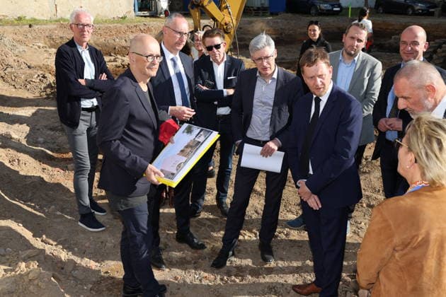 Erster Spatenstich: Baustart für das Sorbisches Wissensforum in Bautzen Bautzen, 7. Oktober 2026. Mit dem feierlichen ersten Spatenstich haben heute in Bautzen die Bauarbeiten für das Sorbisches Wissensforum begonnen. Das rund 50 Millionen Euro teure Großprojekt auf dem historischen Lauenareal gilt als der bisher bedeutendste Meilenstein der Stiftung für das sorbische Volk und wird vollständig über Mittel aus dem sächsischen Strukturwandel finanziert. Bis zur geplanten Fertigstellung im Jahr 2030 entsteht ein moderner, multifunktionaler Gebäudekomplex nach Plänen des Münchner Architekturbüros bogevischs buero. Der Neubau wird zwei der wichtigsten sorbischen Institutionen unter einem Dach vereinen: das Sorbisches Museum mit einer Copyright: xMatthiasxWehnertx